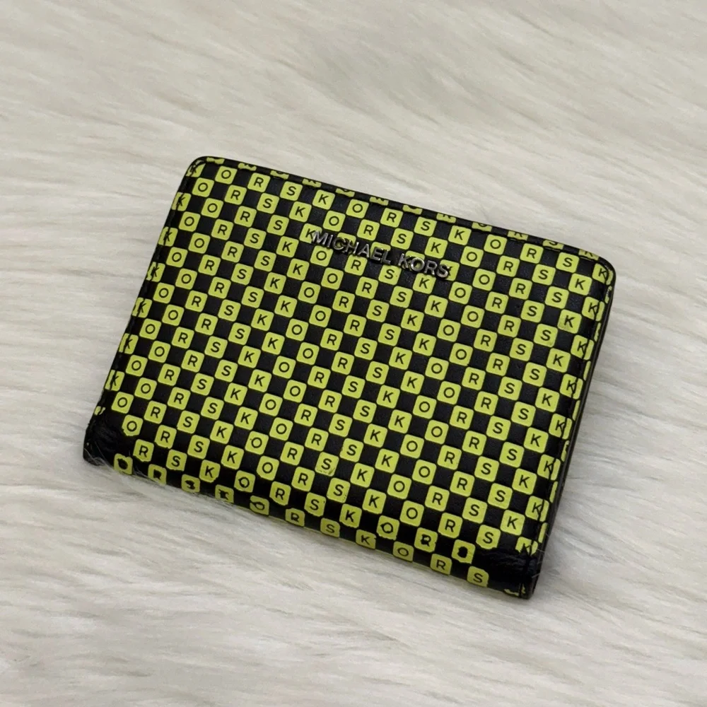 MICHAEL KORS - BLACK LIME GREEN LEATHER NYC TAXI JET SET BI-FOLD SNAP WALLET